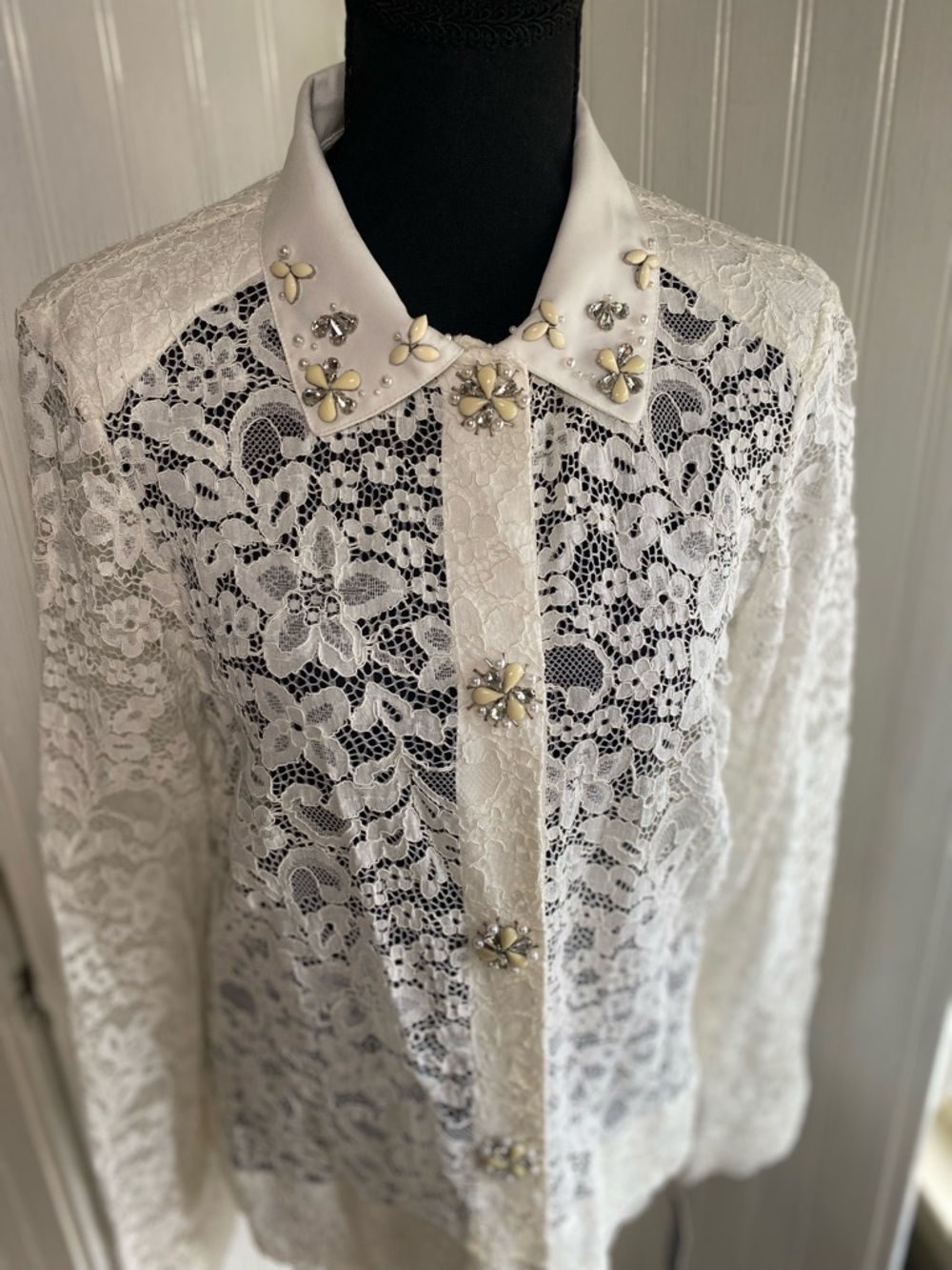 Tahari ivory Lace covered snap-front Blouse with Jeweled Collar size M